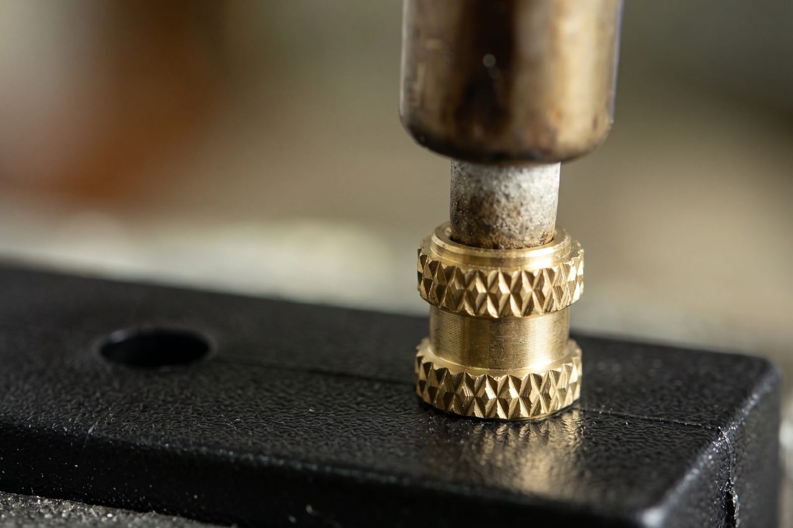brass insert with left and right knurling